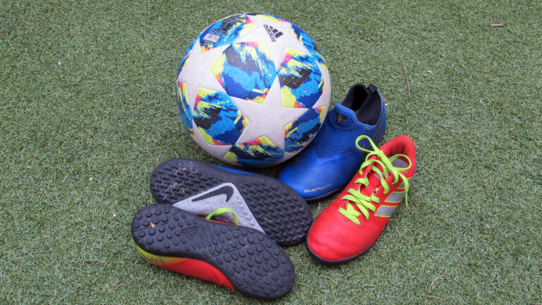 ¿Qué tipo de bota es la adecuada para jugar en césped artificial?