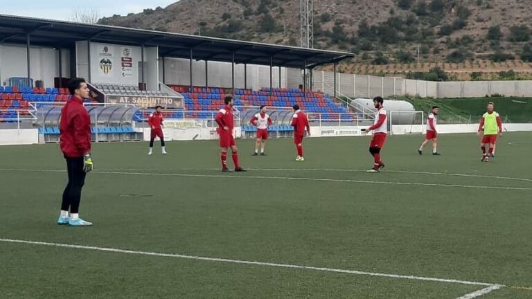 JOMA dona equipaciones al AT. Saguntino tras el robo sufrido en las instalaciones del club.